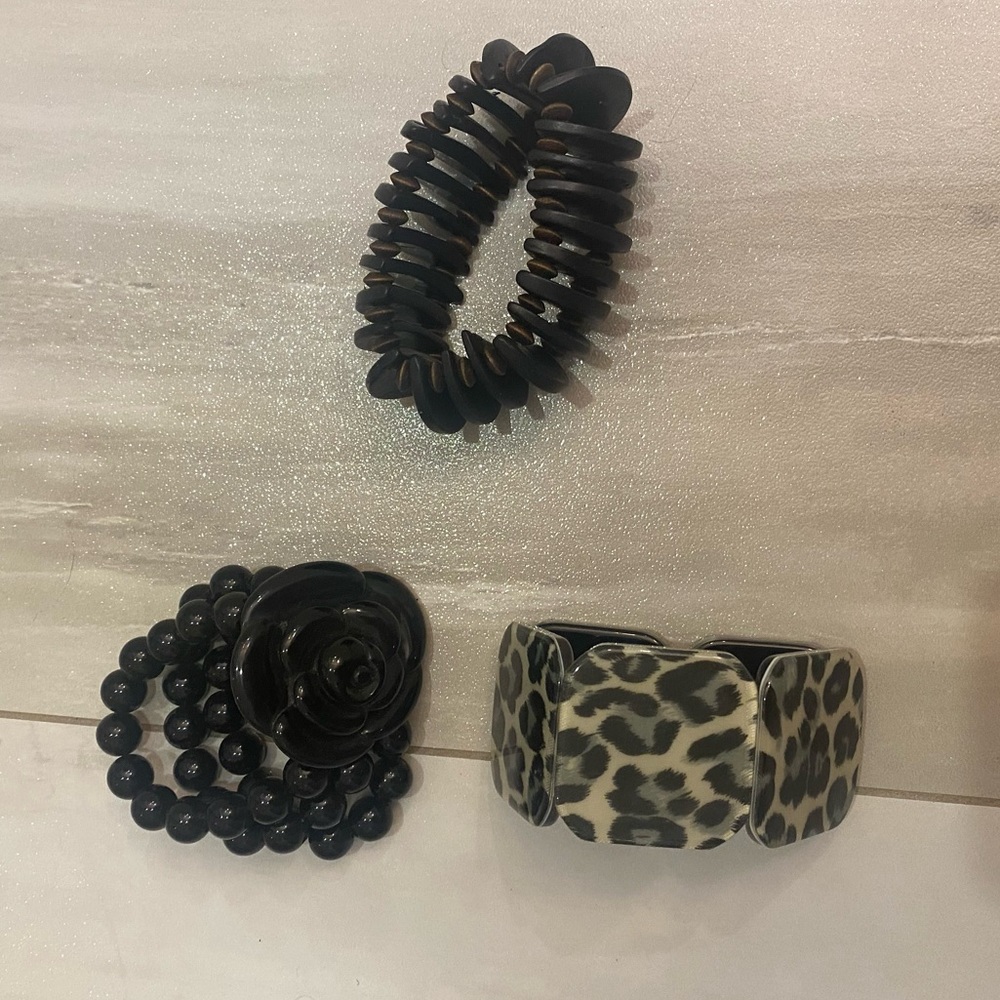 Bundle of Chunky Elastic Bracelets in Various Styles Most Brown, Black and Gray